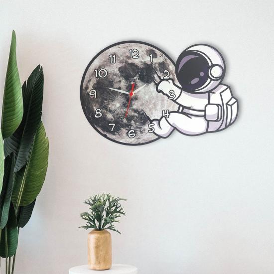 Dekoratif Astronot Ve Ay Temalı Çocuk Odası Duvar Saati