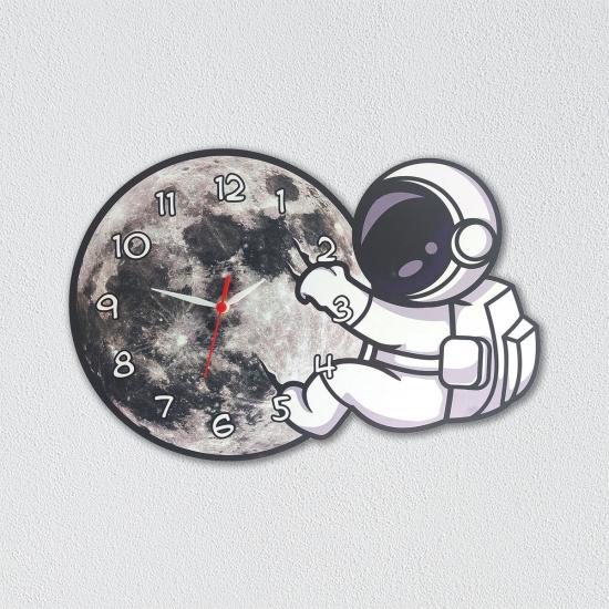 Dekoratif Astronot Ve Ay Temalı Çocuk Odası Duvar Saati