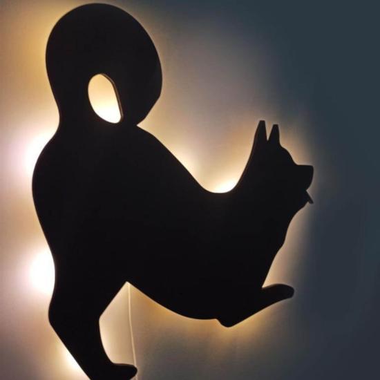Oyuncu Köpek Led Işıklı Siyah Ahşap Tablo Duvar Dekoru