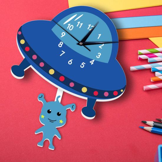 Sallanan Sarkaçlı Uzaylı Desenli Çocuk Odası Duvar Saati