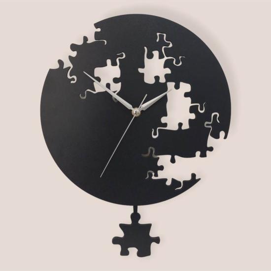 Siyah Puzzle Desenli Modern Sallanan Sarkaçlı Duvar Saati