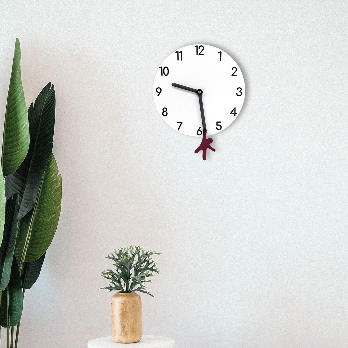 Yelkovandan Sallanan Adam Modern Tasarım Ahşap Duvar Saati