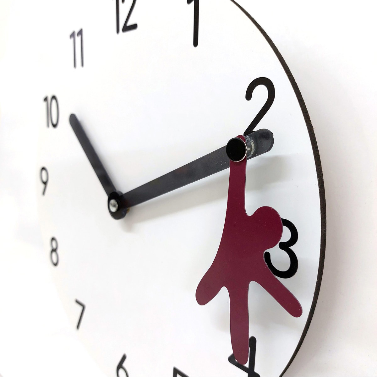 Yelkovandan Sallanan Adam Modern Tasarım Ahşap Duvar Saati